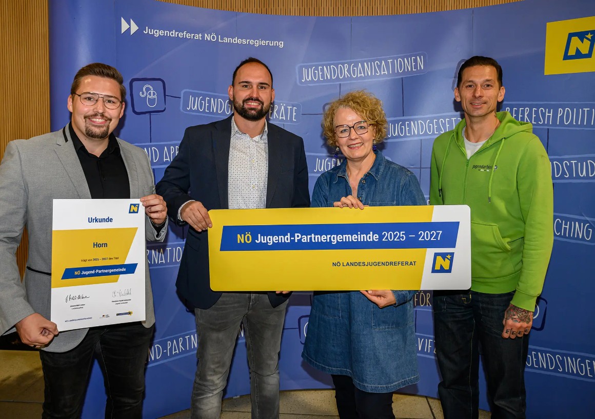 GR Leonhard Gary, Kevin Hrdlicka, LR Christiane Teschl-Hofmeister und Mario David freuen sich über die Auszeichnung. Foto: NLK Burchhart